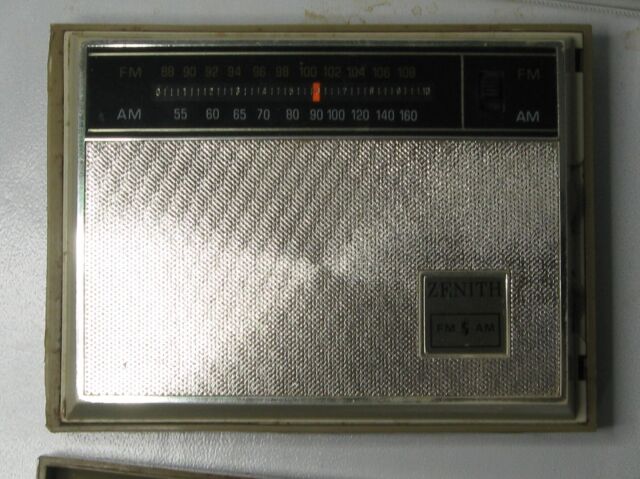 Vieja radio de transistor pequeño sobre Foto de stock 143718745