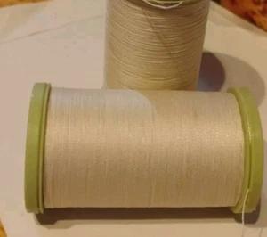 SET BESTEHEND AUS 2 MÄNTELN & CLARK BAUMWOLLE UMWICKELT POLY STEPPGARN NATÜRLICH 325 YDS EA - Bild 1 von 2