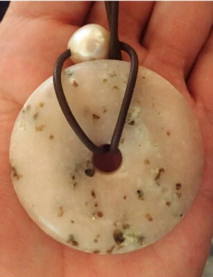 Colgante Donut de Jaspe Rosa Claro Grande en Cuero con Perla Real 2 Pulgadas Foto 1 de 3