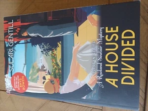 A HOUSE DIVIDED by Sulari Gentill (2020, Pb) * FREE SHPPING * - Foto 1 di 8