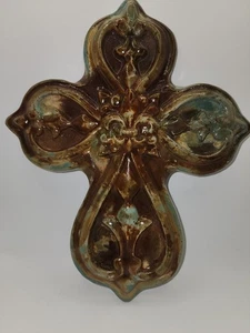 Colgador de pared flor de lis ornamentado de cerámica esmaltada marrón y verde cruz firmado MA - Imagen 1 de 9