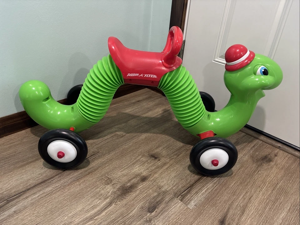 Radio Flyer 73 Ride-On Inchworm juguete verde Foto 1 de 4