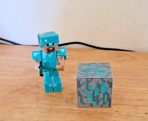 Minecraft Overworld Steve con armadura de diamante figura + bloque + espada + casco - Imagen 1 de 7