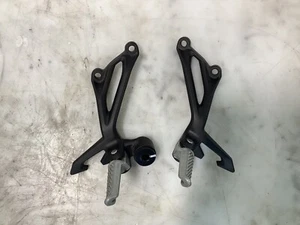 2024 20-24 KAWASAKI Z900 Z 900 RIGHT LEFT SIDE REAR PASSENGER FOOT REST PEGS OEM - Picture 1 of 1