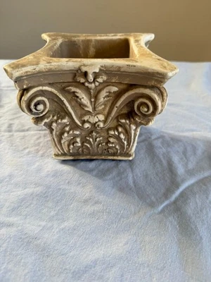 Florero pedestal de resina cuadrado ornamentado estilo vintage jardinera capital corintio decoración Foto 1 de 4
