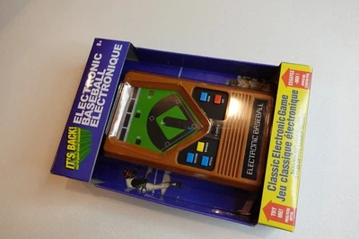 Mattel FÚTBOL Vintage Portátil Mesa Arcade Juego Electrónico R9 COMO NUEVO Foto 1 de 3