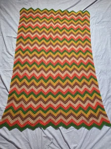 Vintage Häkeldecke Überwurf Chevron Muster Oma Afghan grün rot braun 60"X42" - Bild 1 von 7