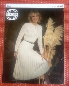 IMPRESIONANTE VESTIDO ACANALADO AÑOS SETENTA 32”-38” DE COLECCIÓN AÑOS 70 PATRÓN TEJIDO SIRDAR 6469 - Imagen 1 de 3