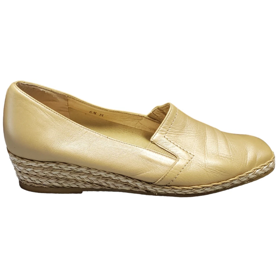Alpargatas Andre Assous Wedges para mujer talla 6,5 M doradas cómodas sin cordones usadas en excelente estado Foto 1 de 4