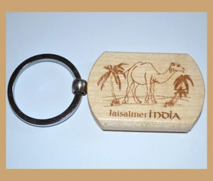 Set di due (2) portachiavi cammello inciso in legno di teak ricordo dall'India - Foto 1 di 5