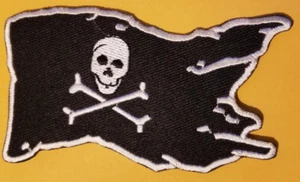 Parche bordado BANDERA JOLLY ROGER CALAVERA Y HUESOS CRUZADOS aprox 2,25x3,75" - Imagen 1 de 2