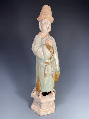Figura de cerámica policromada china china de un asistente de corte dinastía Ming siglo XVI Foto 1 de 4