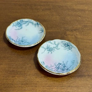 2er Set Butterteller asiatisch inspiriert blau rosa auf weiß mit Goldrand 3" - Bild 1 von 7