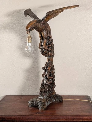 Antigua lámpara francesa de águila de nogal tallada a mano de la Selva Negra Foto 1 de 4