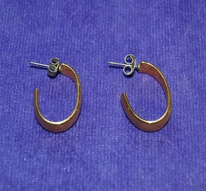 Atractivo Par de Pendientes Argolla Vintage Tono Dorado con Tachuelas y Postes - Imagen 1 de 3
