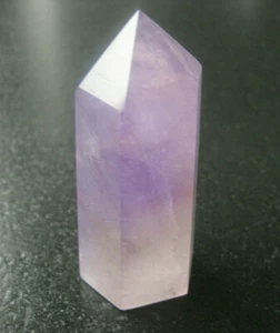 Punta de amatista pulida piedra preciosa decoración obelisco con superficie de apoyo altura 55 mm - Imagen 1 de 4