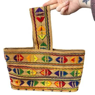 De Colección Años 70 Arco Iris Bordado Hilo Arpillera Bolso de Mano Boho Hippie Fondo de Madera Foto 1 de 4