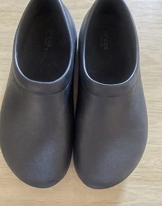 Kaum getragene schwarze Slipper Arbeit Crocs M Größe 9 W Größe 11 rutschfest - Bild 1 von 5