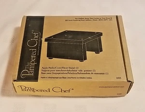 The Pampered Chef Apple/Corer/Pelador SOPORTE Madera #2435 NUEVO EN CAJA - Imagen 1 de 3