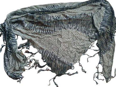 Bufanda estampado animal sin marca. Medidas sin etiquetas en fotos.  Foto 1 de 4