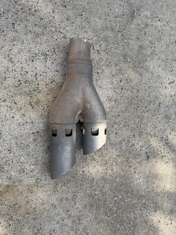 Punta de escape F250, F350, F450 OEM Ford corte  Foto 1 de 4