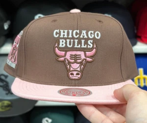 Mitchell & Ness Chicago Bulls Patch SnapbackOriginal Fit Mocha/Pink - Picture 1 of 4