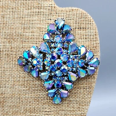 Broche cruzado vintage de placa de rodio con estrás AB azul macizo de la década de 1960 Foto 1 de 4