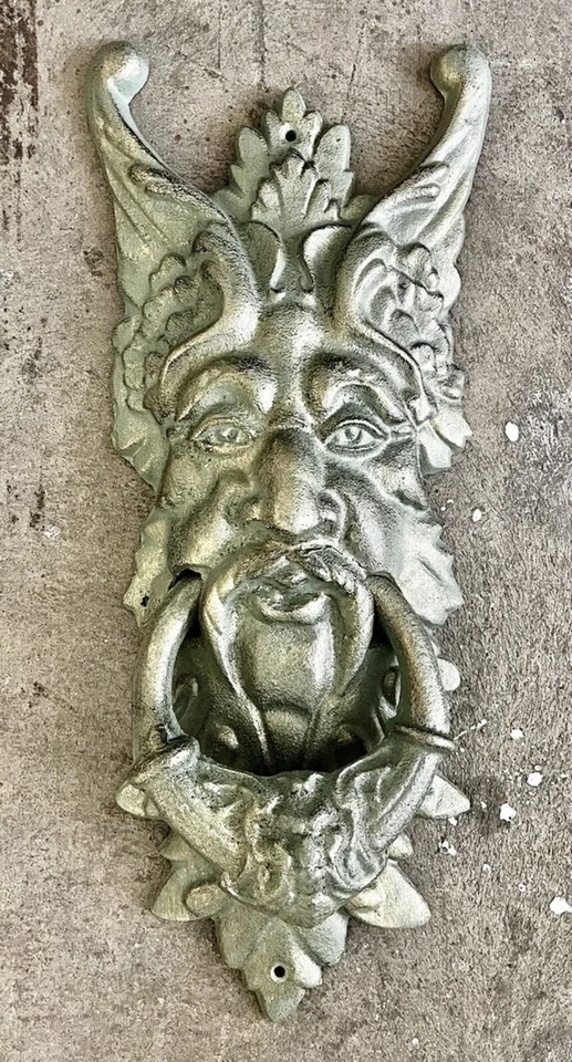 "Llama de puerta de hierro fundido cara de hombre gótico de 19"" de largo dorado-verde" Foto 1 de 2