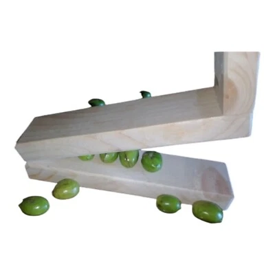  SCHIACCIA  OLIVE ARTIGIANALE  IN  LEGNO,FACILE,UTILE USARE, VELOCE DA PULIRE . - Image 1 of 4