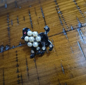 Antiguo broche caniche negro pedrería rojo ojo blanco imitación perlas prendedor perro - Imagen 1 de 16