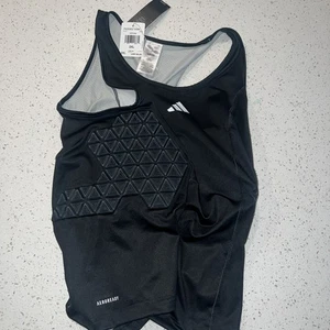 Camiseta sin mangas de baloncesto acolchada negra Adidas para hombre talla 2XL Aeroready IM3592 - Imagen 1 de 5