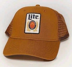 NEU MILLER LITE TRUCKERMÜTZE VON PUGS BRAUN DRUCKKNOPFLASCHE BIER PARTY NASCAR H3 KOPFBEDECKUNG - Bild 1 von 6