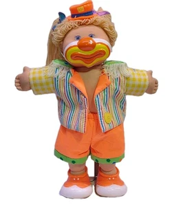 Cabbage Patch Puppe Hongkong 2004 PA-8948 Clown Outfit 18 Zoll mit Ständer Vintage - Bild 1 von 21