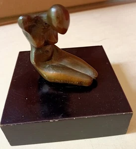 Piccolo bronzo nudo di donna firma Cassinari - Foto 1 di 3