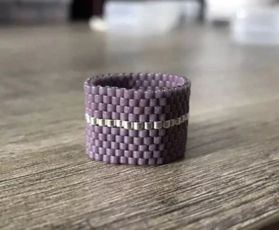 Banda de eternidad de peyote con cuentas a rayas de plata púrpura Foto 1 de 4