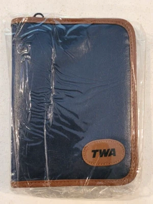 Mini cartera con cremallera TWA 1986 con grapadora de marca TWA grapas bloc de notas bolígrafos Foto 1 de 4
