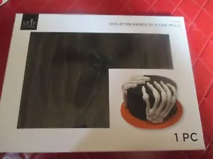 NUEVO EN PAQUETE MOLDE DE SILICONA MANOS ESQUELETO DE UNA PIEZA - Molde para hornear/dulces/velas - Imagen 1 de 3