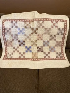 Trapunta patchwork fatta a mano giro fatta in casa 36” x 32” marrone bianco bambino vintage - Foto 1 di 6