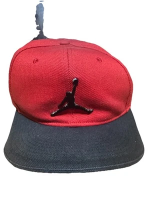 Gorra ajustada Jordan roja y negra 7 3/8 Foto 1 de 4