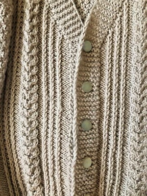 Chaleco tejido a mano para niños muy suave bronceado cable cuello en V 6 botones de perlas talla 5,6,7 NUEVO Foto 1 de 4