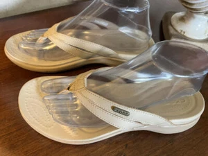 Crocs Capri Beige Stone Leather Strap Flip Flop Sandals Women's 8 - Picture 1 of 9