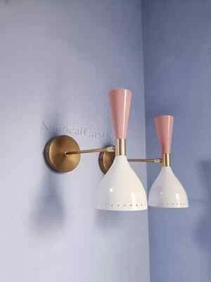 Aplique de pared de latón blanco y rosa de mediados de siglo par de luces aplique italiano Foto 1 de 4