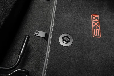 Clip alfombrilla conductor Mazda mx-5 Miata NA / NB Foto 1 de 3