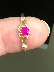 14KT YELLOW GOLD HEART RING SIZE 5.5 WEIGHT 2.2g WITH BRIGHT RED GEMSTONE FINEST - Picture 1 of 17
