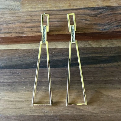 Pendientes colgantes geométricos Vince Camino cristales pavé tono dorado larga declaración  Foto 1 de 4