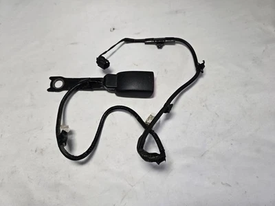 2012 - 2015 Toyota Prius V Wagon Drivers Front Seat Buckle (OEM) Black - Imagem 1 de 4