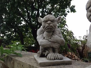 (NEU) GRUMPY GARGOYLE,Gartensteinornamente,Wasserspeier,Maßgeschneiderte Betonskulptur - Bild 1 von 5