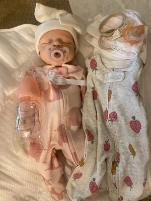 Full Body Silicone Reborn Baby Girl With Rooted Eyelashes. Many Extra's - Image 1 of 4