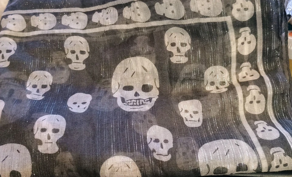 Bufanda/envoltura calavera Alexander McQueen con hilo metálico plateado en muy buena condición Foto 1 de 4