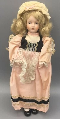 Vestido y sombrero vintage de cerámica para muñeca melocotón  Foto 1 de 4